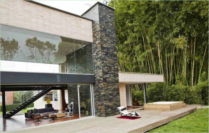 Interno della casa Olaya nella foresta colombiana
