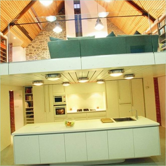 Cucina con isola a La Concha a Guernsey
