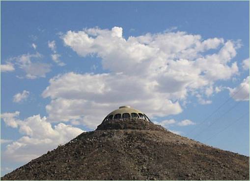 Una villa nel cratere di un vulcano a Newberry Springs, USA