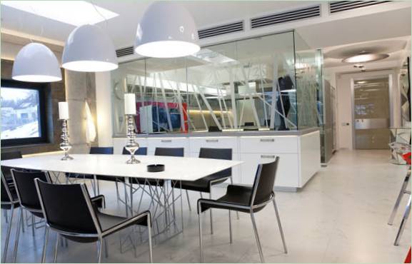 Interni fantasiosi della sala da pranzo della Zinc House in Romania