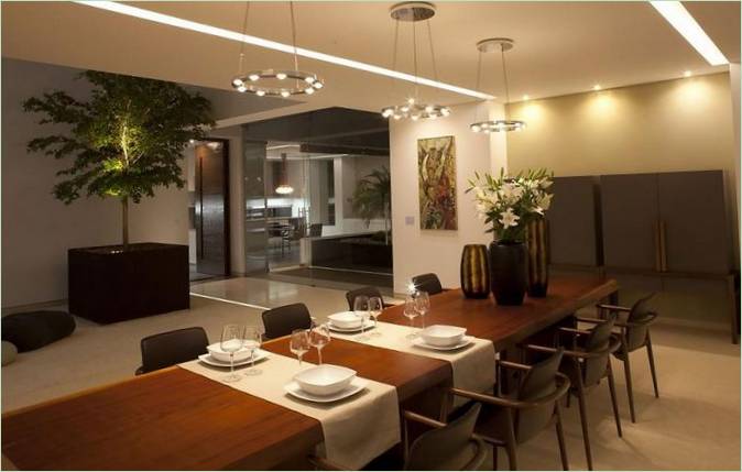 Lungo tavolo da pranzo nella sala da pranzo