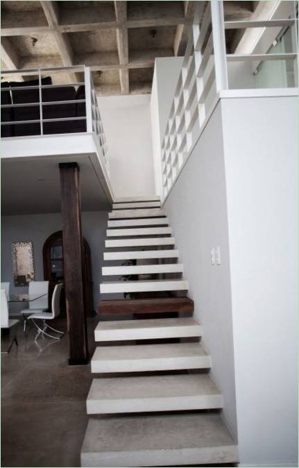 Scala di un'edificante casa urbana in Messico