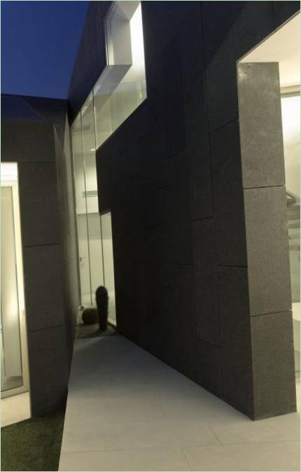 Interno dell'elegante residenza a due piani C House C di RTA Office, Barcellona