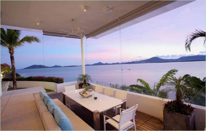 Interno della sala da pranzo con vista panoramica sul mare