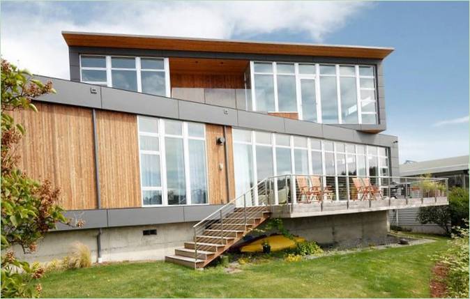 Bella casa con facciata in legno