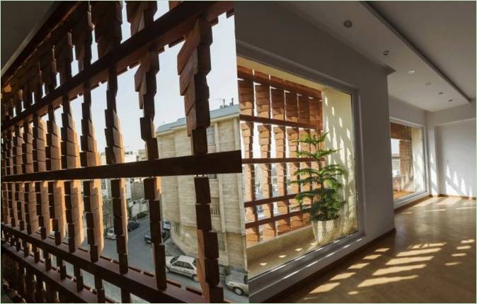 La bella facciata di una casa in mattoni a più piani - Foto 5