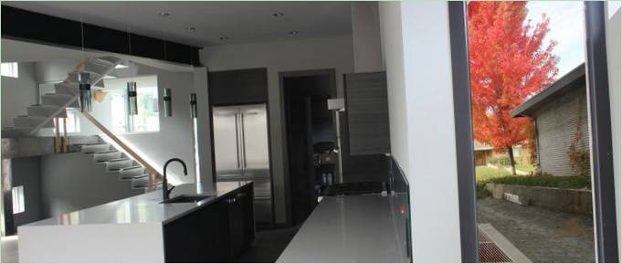 Cucina moderna con isola in nero