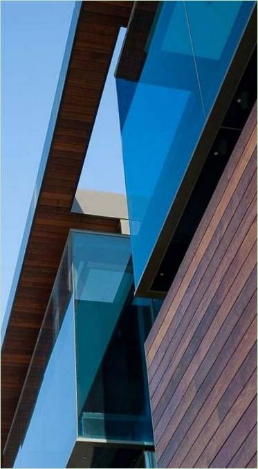Una casa-scultura in legno e vetro in California