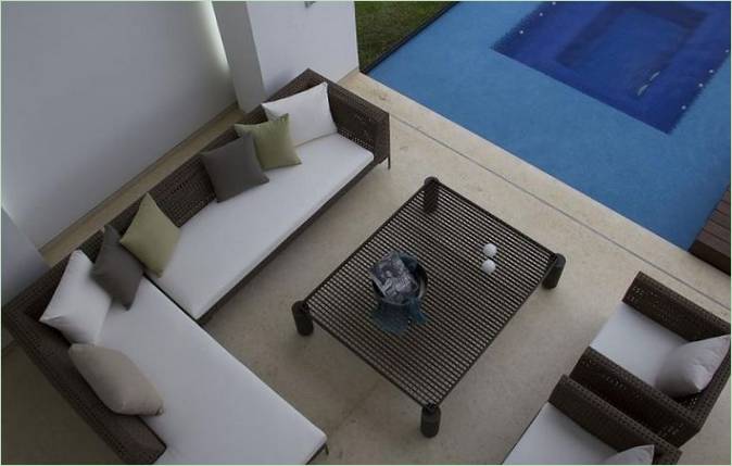Mobili in vimini sulla terrazza