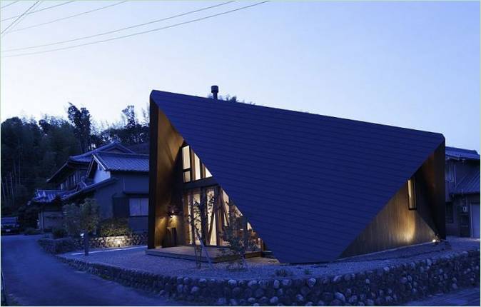 Facciata illuminata della Origami House
