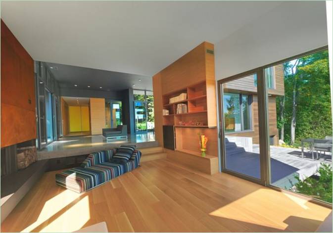Interno del soggiorno di una casa di campagna a Montreal