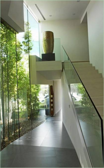 Interno dell'elegante residenza a due piani House C di RTA Office, Barcellona