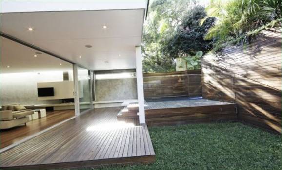 Terrazza esterna nel cortile della villa familiare M House
