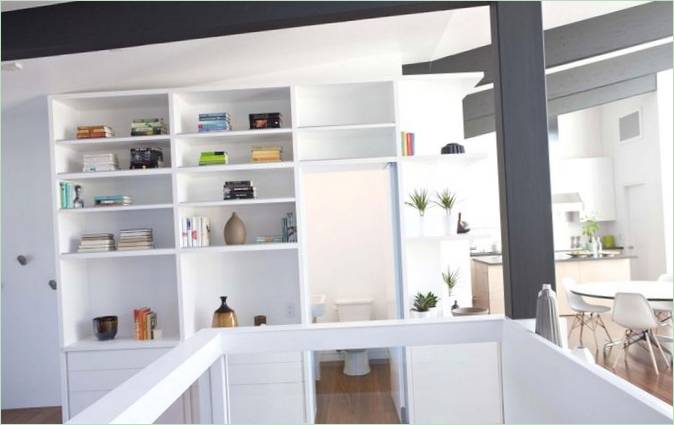 Interno del bagno di una casa moderna a energia zero