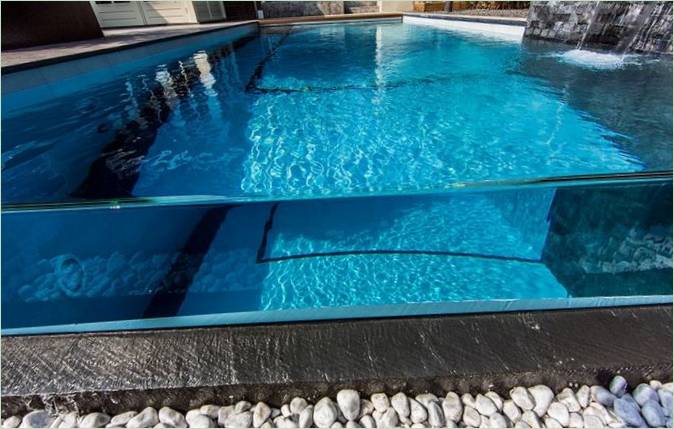 Una piscina blu brillante in giardino