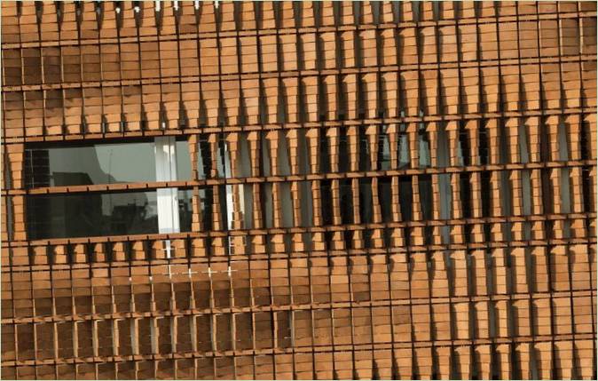 Una bella facciata in mattoni su una casa a più piani - Foto 3
