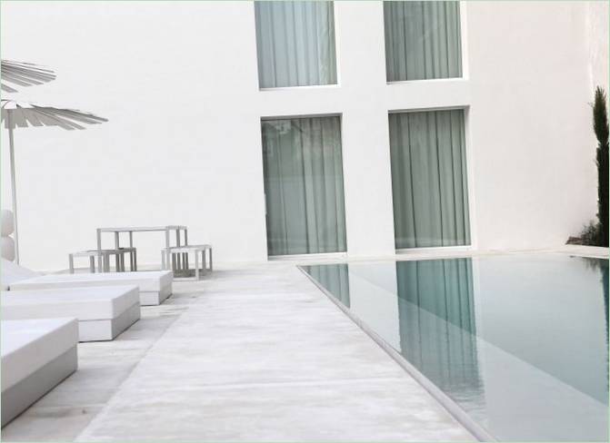 Design degli interni di una casa semplice di Borja Garcia a Oiente