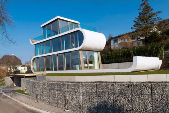 Un'insolita casa bianca in Svizzera con una costruzione a nastro Un insolito design bianco in Svizzera: la struttura a nastro