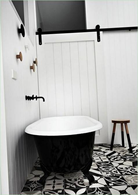 Bagno di un'elegante casa edoardiana in mattoni rossi a Melbourne