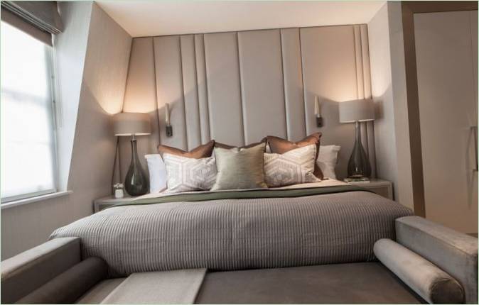 Cuscini decorativi nell'interno della camera da letto della casa di Eaton Mews North a Londra