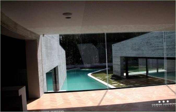Finestre panoramiche nel design della casa Sol in Portogallo