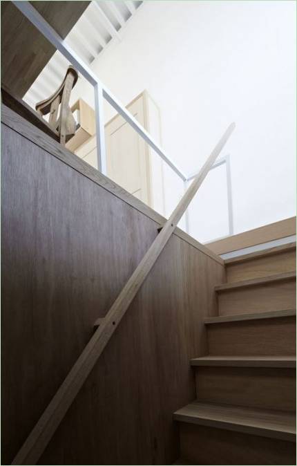 Scala in legno per il primo piano della casa Itami