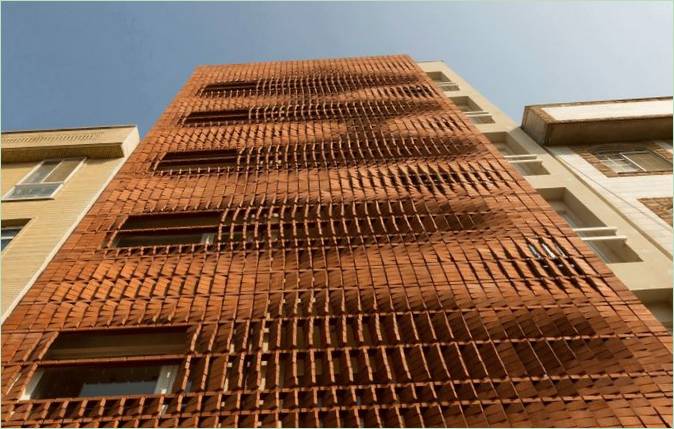 La bella facciata di un edificio residenziale in mattoni - Foto 1