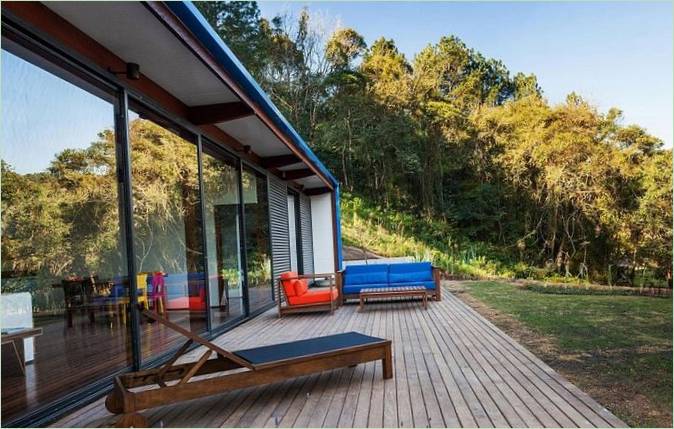 La terrazza di una moderna casa estiva modulare in Brasile