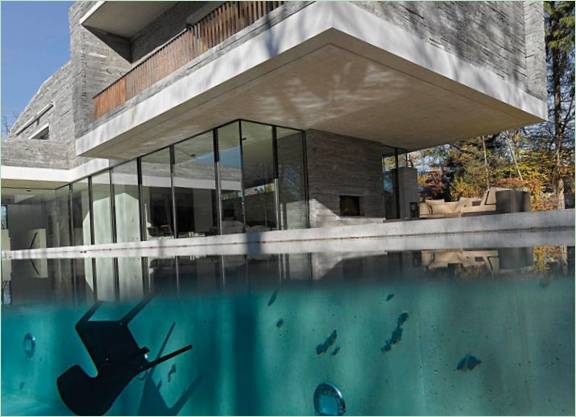 La piscina all'aperto del residence modulare Haus M