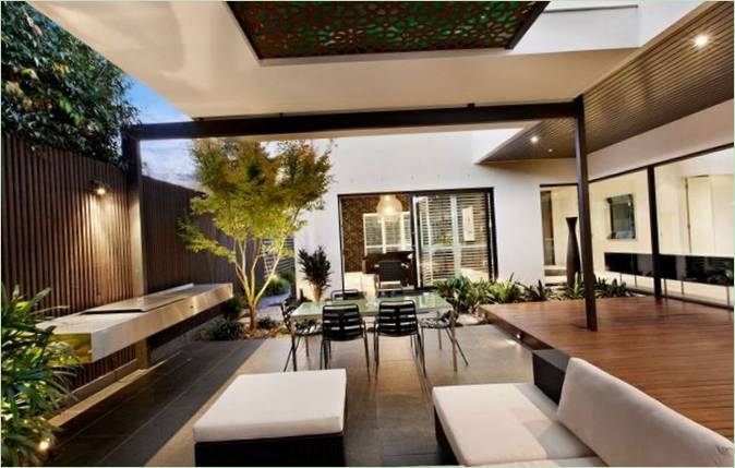 Il progetto di un patio in una casa privata