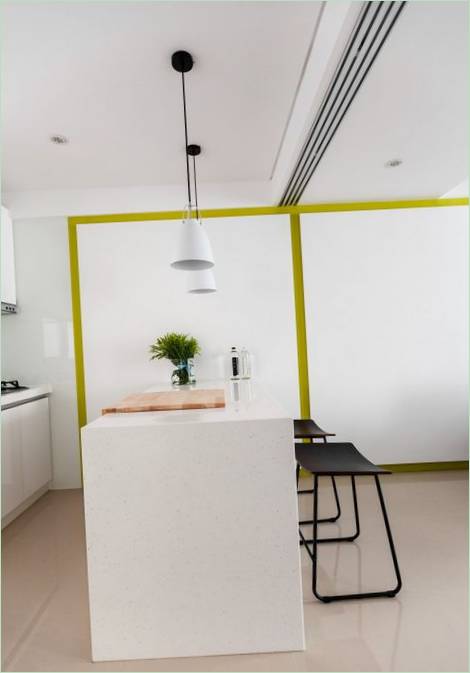 Cucina moderna con isola bianca