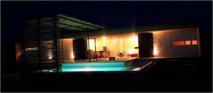 Illuminazione notturna della terrazza e della piscina di una casa in Messico