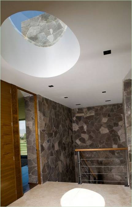 Rivestimento della parete del corridoio con pietra naturale