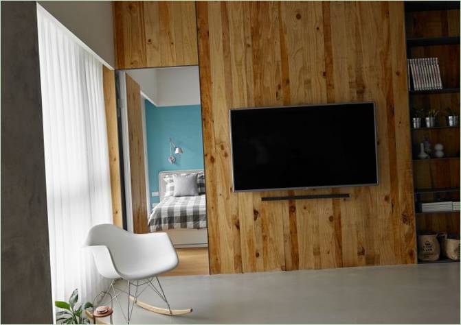 Rivestimenti in legno alle pareti del soggiorno