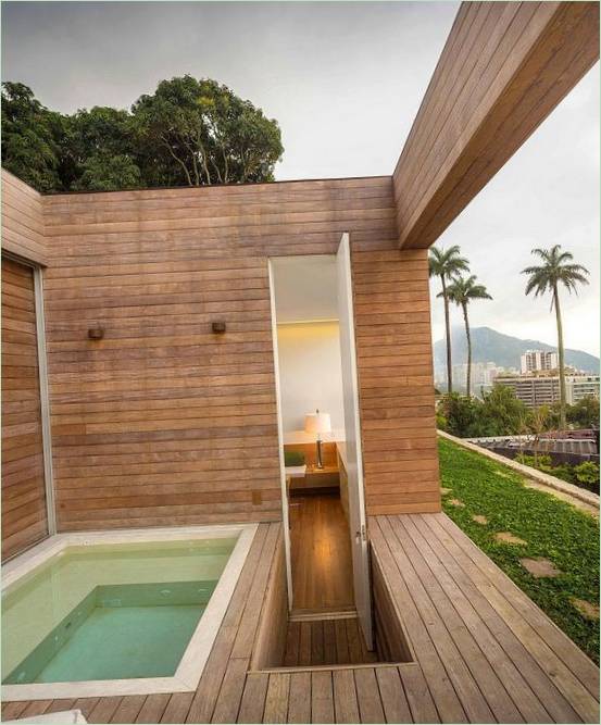 Vasca idromassaggio sulla terrazza di una casa di campagna brasiliana