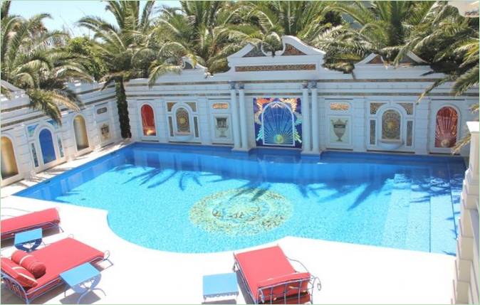 Piscina nel cortile di Enigma Mansion