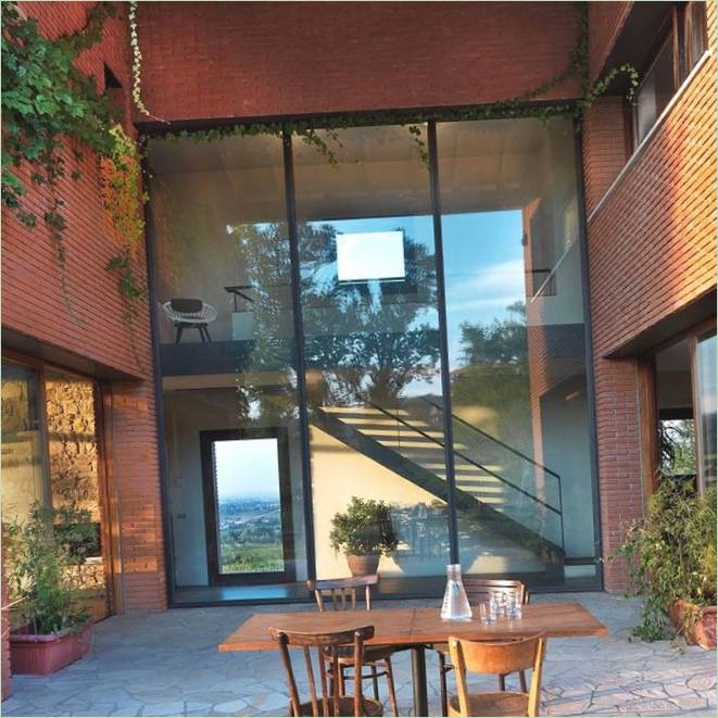 Zona pranzo nel patio posteriore di una casa in Italia