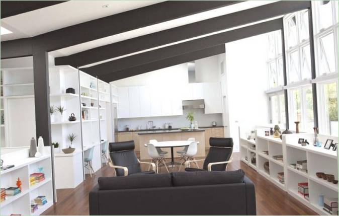 Interno del soggiorno della casa moderna a energia zero