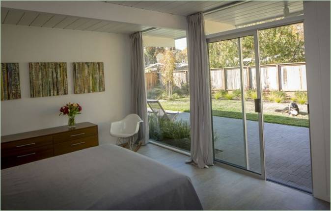 Interno della camera da letto con finestre panoramiche