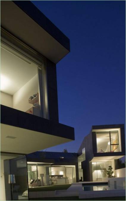 Interno dell'elegante residenza a due piani House C di RTA Office, Barcellona