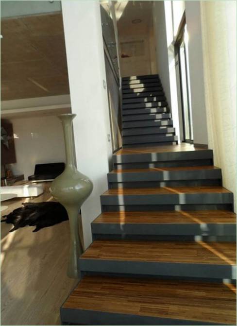 La scala tra i livelli della Zinc House in Romania