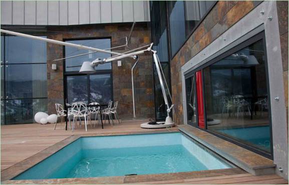 Area lounge sulla terrazza della piscina
