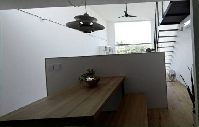 Tavolo da pranzo in legno nella casa Hiyoshi