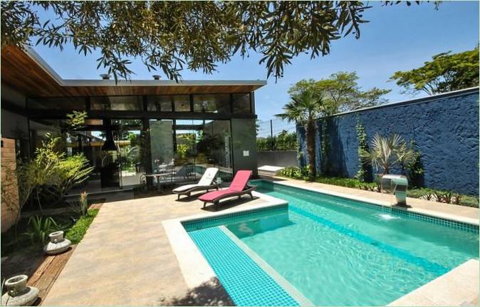 Elegante piscina moderna in una residenza di San Paolo