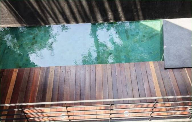 Terrazza lungo la piscina