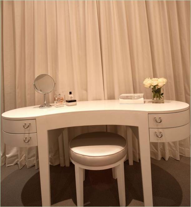 Tavolino da toilette dalla forma insolita