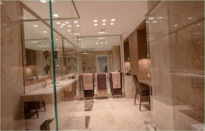Progettazione degli interni di un bagno in una residenza a tripla menta