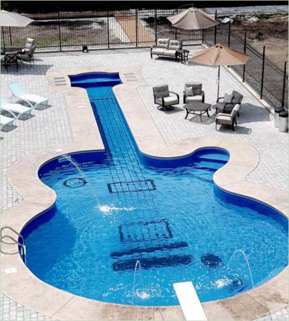 Piscina - una replica di uno strumento musicale Les Paul Custom
