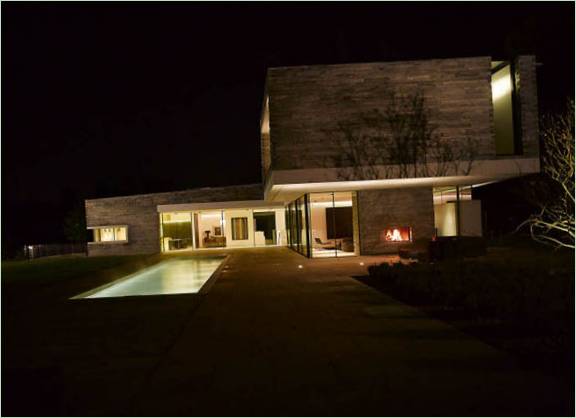 Illuminazione notturna della facciata del residence modulare Haus M