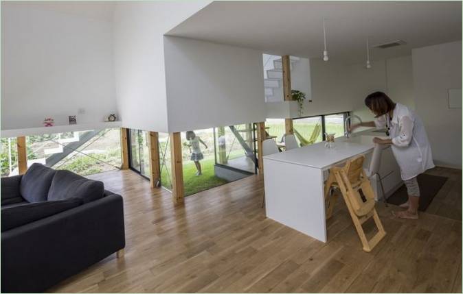 Cucina interna bianca della residenza Kawate